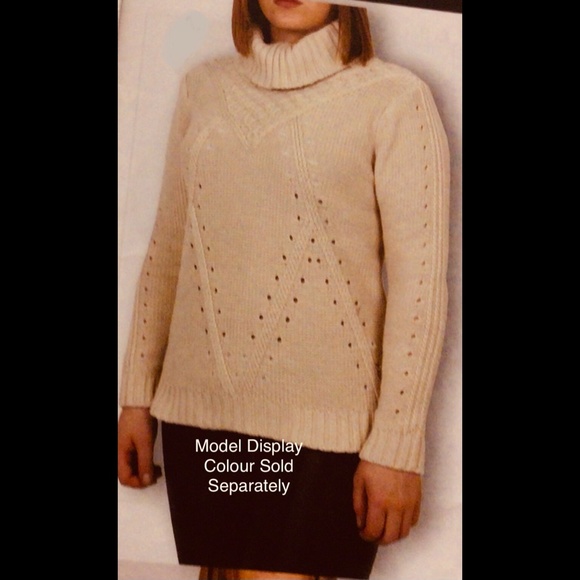 🌟 Black Knit Turtleneck Sweater - Picture 5 of 6